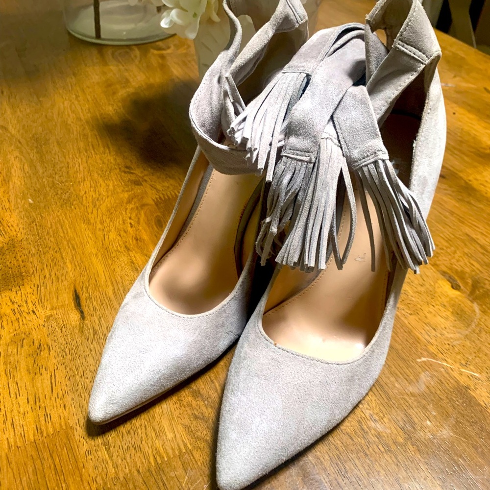 Vince Camuto Women’s Size 7M. Suede Tie Up Ankle With Tassels